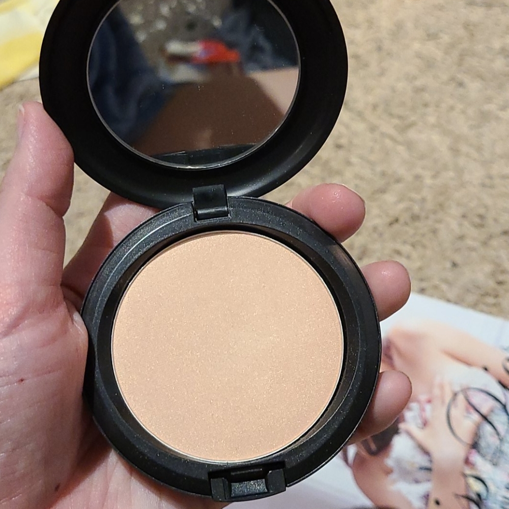 Mac Too Chic Beauty Powder